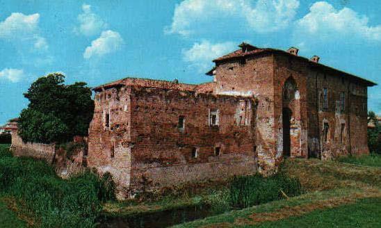 terra, primo piano e piano sottotetto). Le strutture di orizzontamento sono costituite da solai in legno e da una volta a crociera nella torre d'ingresso.