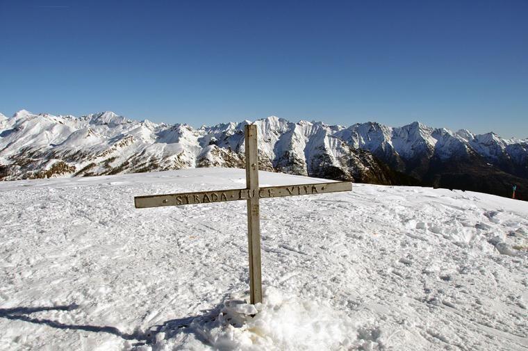 Si attraversa un ponticello, e dopo un tratto abbastanza ripido, che permette di prendere quota si arriva l Alpe Misanco (1907m.slm) piccolo alpeggio molto animato nel periodo estivo.