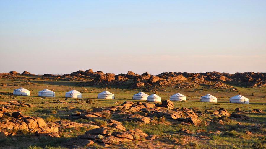 Nomadic Experience Viaggio-esperienza attraverso la natura e la cultura della Mongolia In Mongolia circa la metà della popolazione adotta ancora oggi uno stile di vita nomade.