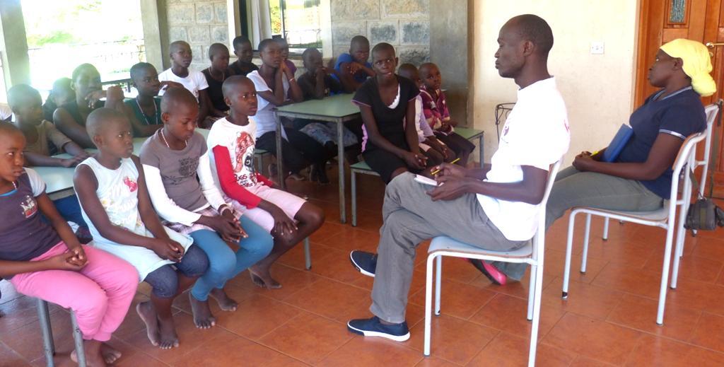 28 Aprile Gli assistenti sociali del Dala Kiye hanno tenuto la prima sessione di una serie d incontri coi bambini del
