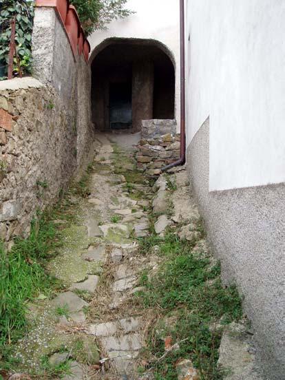foto 1: antico sentiero a Tobbiana. Il percorso con il selciato sconnesso e la forte pendenza costituisce un evidente ostacolo alla mobilità.