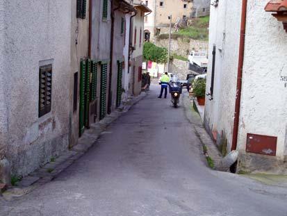 foto 2: scorcio della via Atto Vannucci, a Tobbiana. Ai lati della strada asfaltata e carrabile si nota la canaletta di scolo delle acque, realizzata in pietra.