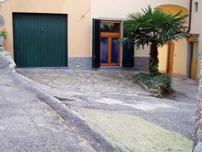 foto 3: slargo sulla via Atto Vannucci, a Tobbiana. Si nota un evidente disomogeneità dei livelli di calpestio e della pavimentazione.