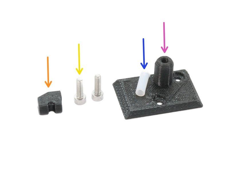 Step 48 Montare il coperchio del sensore del filamento (parte 1) Per i seguenti passaggi prepara: Tappo tenditore (1x) Coperchio sensore filamento (1x) Tubo di teflon (1x) Vite