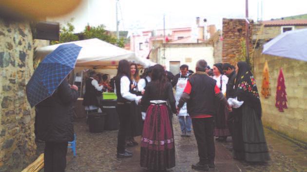 In costume tradizionale, l eterogeneo gruppo, composto da molti giovani, intratterrà i visitatori, con balli sardi, canti a trallarera e, dopo il successo dell anno