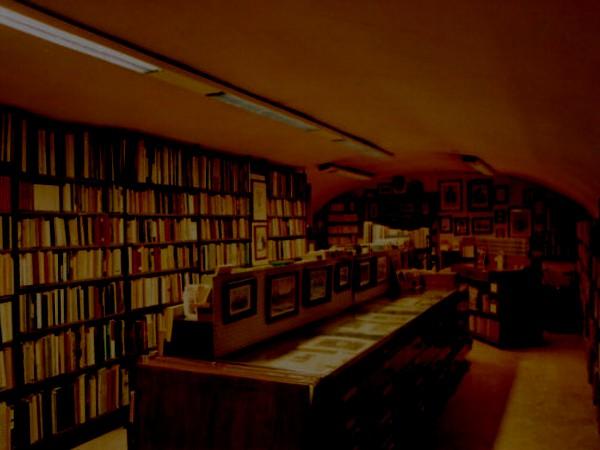La Libreria Giorni venne fondata nel 1936 a nome della moglie Maria Giorni da Giulio Montelatici.