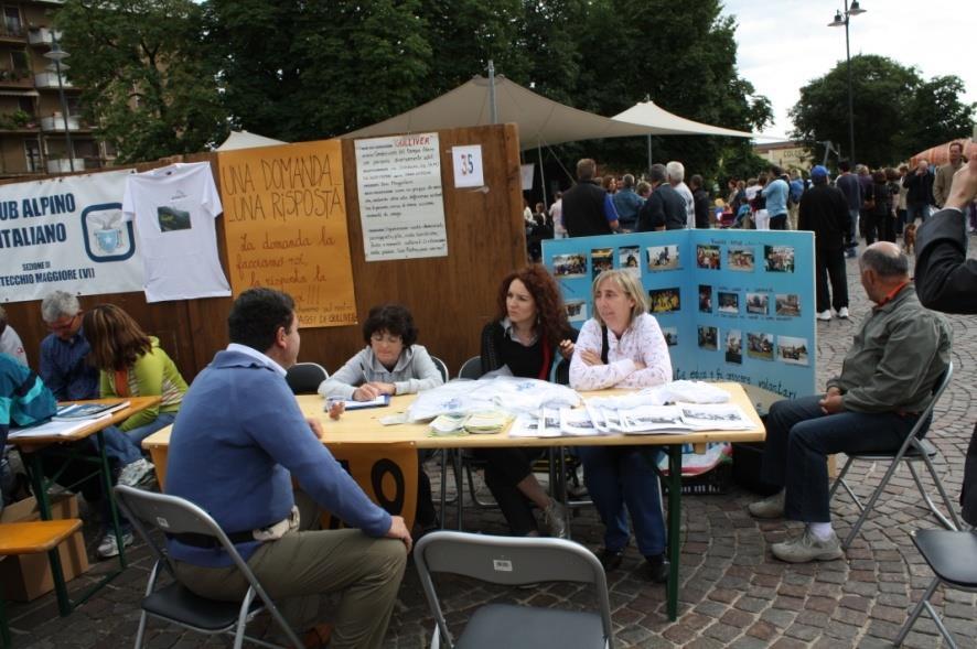 UNA DOMANDA UNA RISPOSTA LA DOMANDA LA facciamo NOI, LA RISPOSTA LA DATe VOI Durante la festa del volontariato, la nostra associazione ha organizzato un angolo intervista, un momento in cui farsi