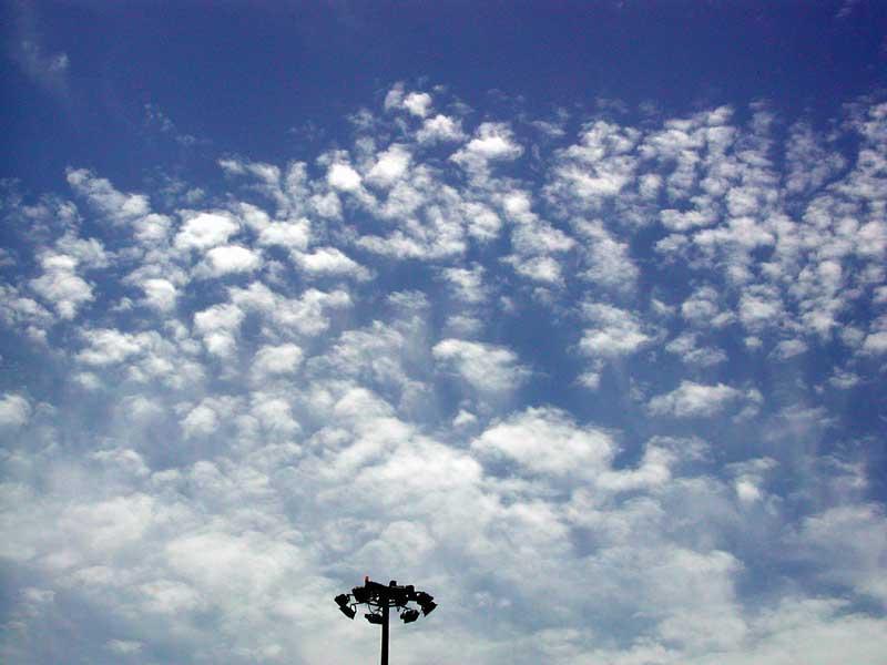 Osservazione delle nuvole Cirrocumuli Al di sopra di 5 km; Costituiti da cristalli di ghiaccio o acqua sopraffusa; In strati sottili o in