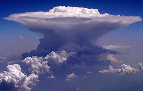 Osservazione delle nuvole Cumulinembo Nuvole isolate, base piatta a bassa quota, si estende in verticale fino ai 12 000 m; La sommità, si estende