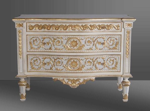 Comò stile Luigi XVI laccato Art. 232 Sfarzoso comò stile 700 intagliato su legno massello. Piano sagomato e profilato da cornicetta perlinata.