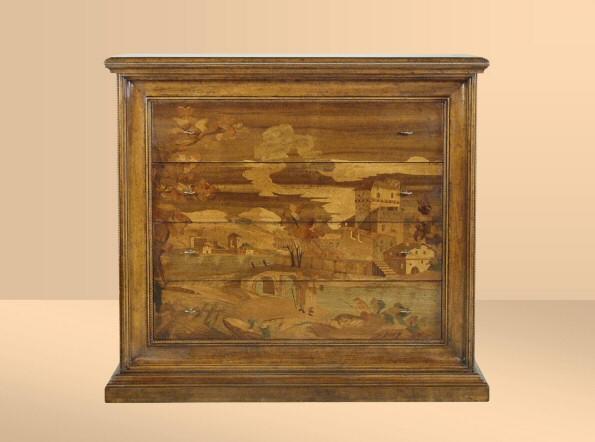 Comò con paesaggio intarsiato Art. 1538 Grandioso comò con quattro cassetti a colonna, impiallacciato in varie essenze naturali di legno formanti un elaborato intarsio a soggetto paesaggistico.