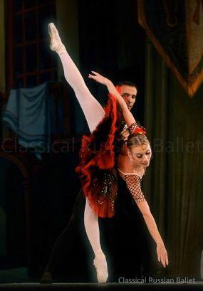 Moscow Classical Russian Ballet Ballerini solisti Nataliya Kungurtzeva Ha studiato presso l Academia Coreografica di Rudolf Nureyev.