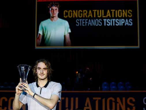 A destra, con il trofeo a X e, più sotto, con il premio dell Atp dedicato al giocatore più migliorato dell anno, most improved player of the year