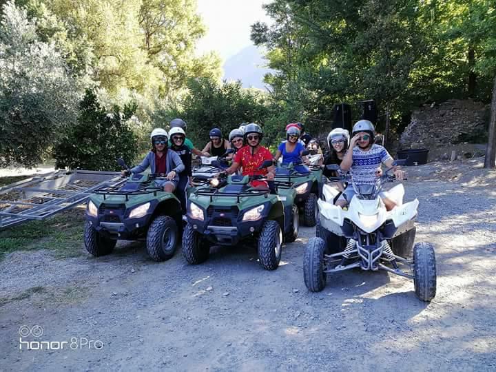 Weekend escursione su Quad 8-10 giugno Descrizione: weekend (2 notti/3 giorni) in pensione completa + servizio spiaggia (1 ombrellone, 2 sdraio) + animazione 80 a persona ( 40 a notte).