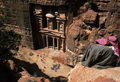 Tesoro edificio interamente scolpito nella roccia. Dopo una breve sosta si prosegue la discesa verso il Teatro fino a raggiungere le Tombe Reali. Pranzo in corso di escursione.