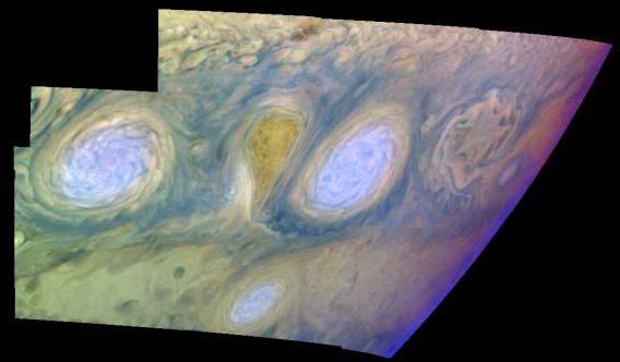 Vortici Missione Galileo Questo sistema di vortici si trova a sud della GMR. Qui sono mostrati due dei tre grandi Ovali Bianchi che sopravvivono in questa regione almeno da 70 anni!