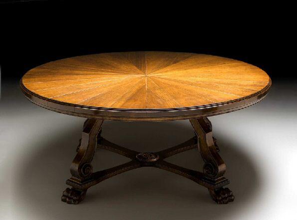 Tavolo con piedi leonini Art. 3017 Massiccio tavolo di forma rotonda. Il piano e' composto da spicchi di legno massello, giuntati da anime di legno.