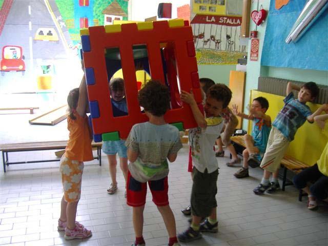 Per il CUBO cinque bambini Ormai tutti si sentono molto forti e decidono di alzare perfino il gioco grande