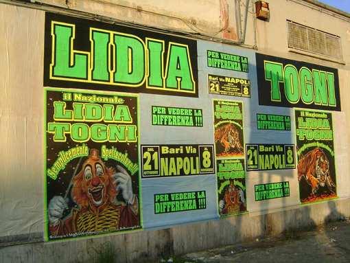 Links video: Il Circo Lidia Togni a Bari Nella Galleria Fotografica abbiamo aggiunto le immagini della pubblicità del Circo Lidia Togni a Bari gentilmente inviate dall'amico Pietro Zifarelli, che