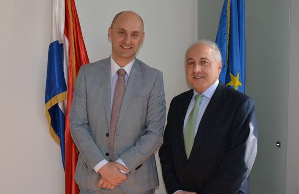 ICE AGENZIA ZAGABRIA INTERVISTA DEL MESE Ministro Tolušić e S.E. Ambasciatore d Italia Adriano Chiodi Cianfarani TOMISLAV TOLUŠIĆ, Ministro MINISTERO DELLO SVILUPPO REGIONALE E DEI FONDI UE www.