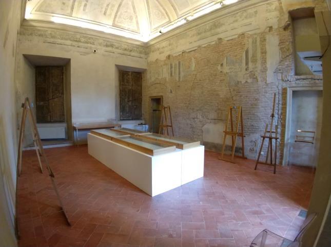 L ambiente è formato da 3 sale, una delle quali affrescata in due periodi diversi. Gli affreschi più antichi risalgono al Collegio Elvetico (sec.