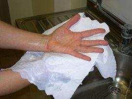 . Asciugare tamponando mani e polsi con una o più salviette di carta: una accurata asciugatura effettuata senza strofinare la