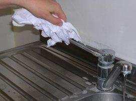 Usare la salvietta di carta per chiudere il rubinetto per evitare la contaminazione delle mani L uso regolare di creme o