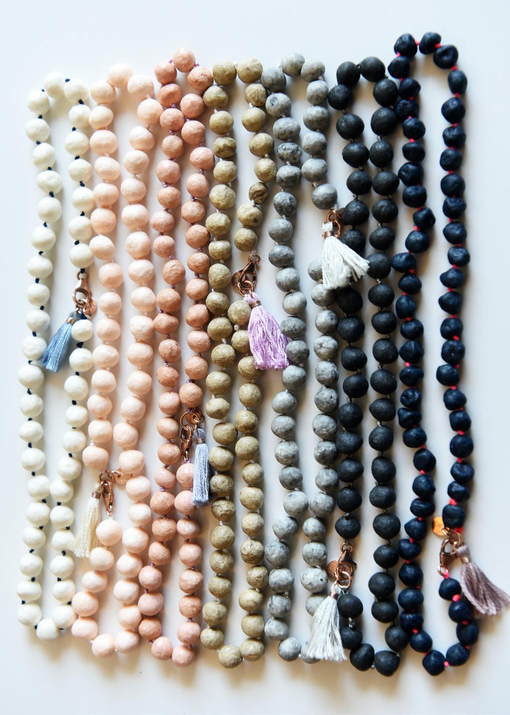 Collezione Papier Machè - Collane Abbiamo rivisitato la classica collana di perle e ne abbiamo fatto un cult Collana di piccole perle in Papier Machè in due misure: cm 42 e cm 88.