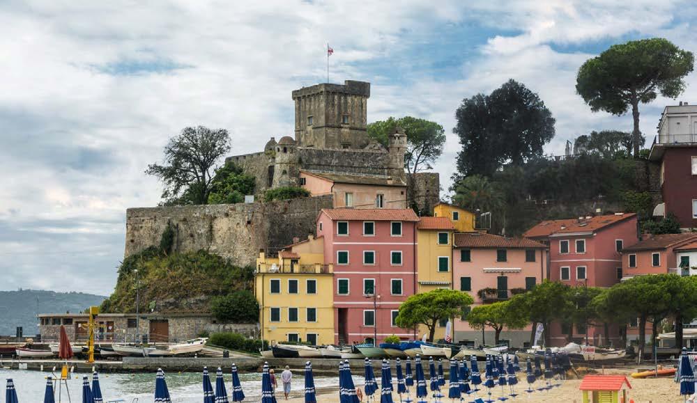 The sea is located ten minutes walking from Il Lizzo: a path leads to the centre village of San Terenzo with its craft shops, typical restaurants overlooking the sea.