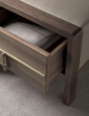 Dream letto con struttura in canaletto walnut e testata imbottita in pelle.