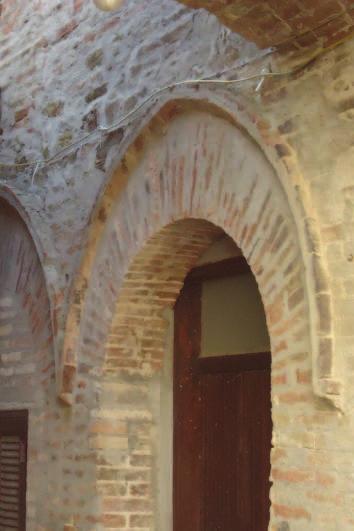 7 ARREDI 5 Armille 7.5.1.2 1 mattoni e mensolette 2 ad arco gotico Via del tempio. Armilla costituita dall accoppiamento di mattoni e mensolette con la particolare forma ad arco gotico.