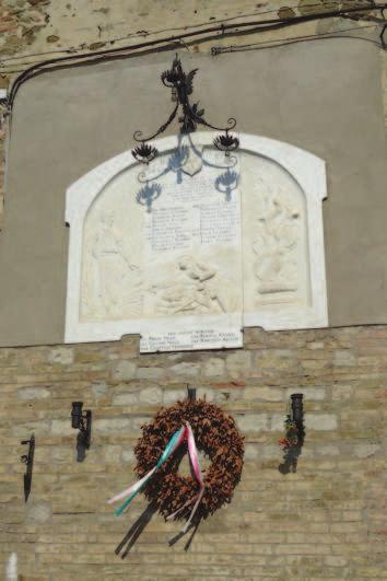 3.a 3 pietra a Rilievo su chiave di volta dell arco della porta sud, viale Vittorio Veneto.