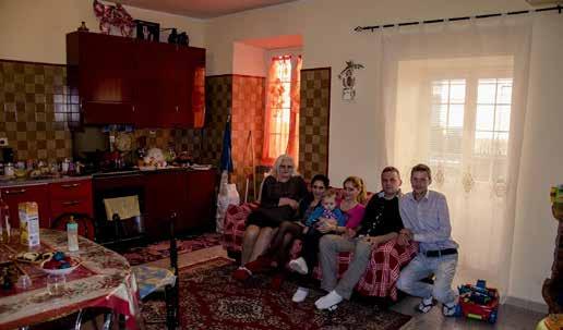 Fig.3_Famiglia di origine romena in un appartamento del centro storico di Marcellina. il maggiore numero di richieste per contributi economici.