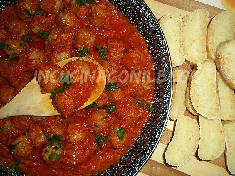 POLPETTINE IN SALSA PICCANTE Ingredienti 250 g di carne macinata di maiale, 2 uova, 1 cipolla piccola, 100 g di parmigiano, 50 g di pangrattato, prezzemolo tritato Per la salsa 400 g di polpa di