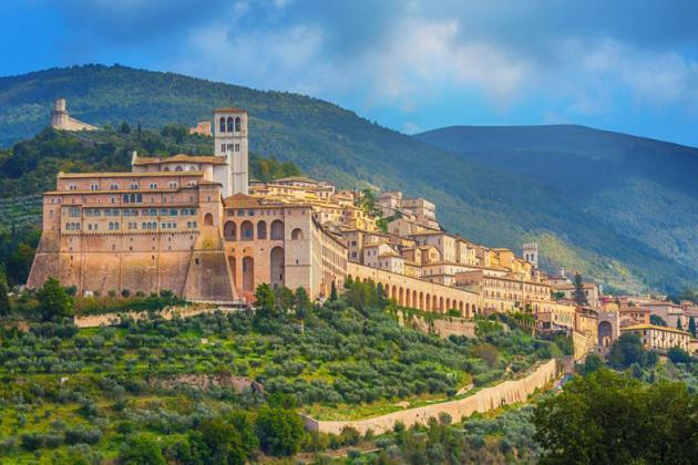 TOUR DELL'UMBRIA Dal 25-04-2019 al 28-04-2019 Paesaggi incontaminati, immersi nel verde delle valli sinuose, e antichi borghi fanno dell Umbria una regione incantata.