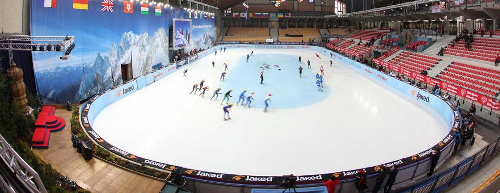 L arena del ghiaccio di Courmayeur è stata inaugurata nel 1995 e può contenere un massimo di 3.000 persone. La pista è di dimensioni olimpiche 60x30 mt.
