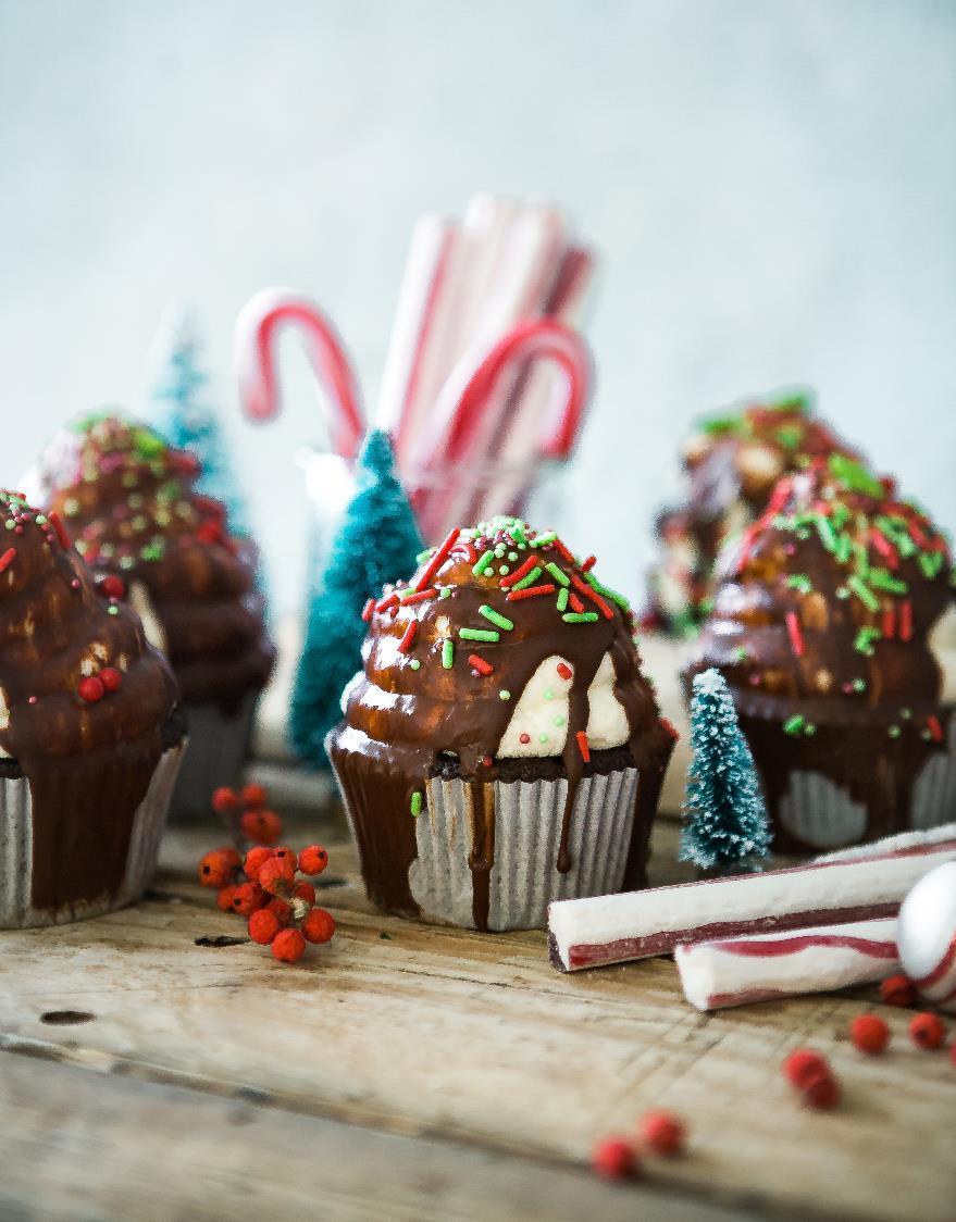 SWEET XMAS Il nostro chef propone anche le torte a tema, da personalizzare e scegliere fra un ampia selezione di: Millefoglie con crema allo zabaione e gocce di cioccolato Foresta nera Strudel con