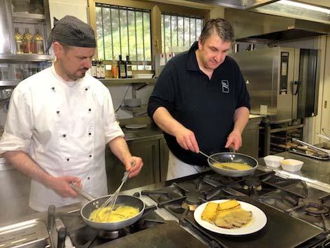 Chef Paolo Colussi (r.) e lo chef Primo Pezzin (l.) al lavoro in cucina.