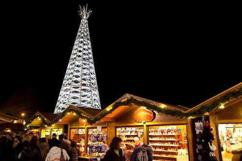 l occasione sarà allestito uno splendido albero di Natale a dir poco scintillante: alto 14 metri, con un sistema d illuminazione con avanzatissima tecnologia LED a basso consumo energetico ed