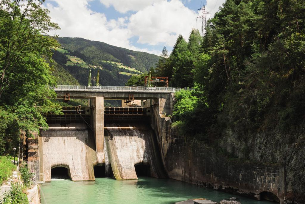 La diga di Rio Pusteria Due grandi bacini artificiali consentono uno sfruttamento regolato dell acqua.