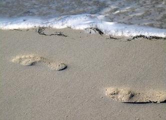 Come impronte sulla sabbia.