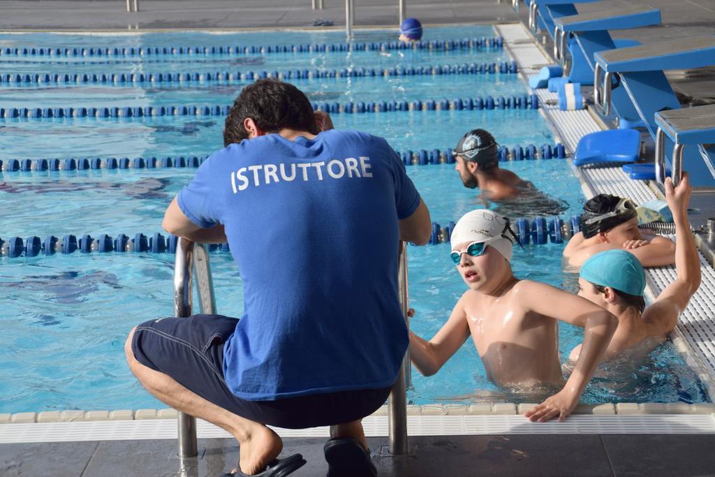 FORMAZIONE a.s. 2018/2019 NUOTO in collaborazione con Istruttore di nuoto PERGOLESI piscine & BENESSERE Corso base per diventare istruttore di nuoto, rivolto agli over 16.