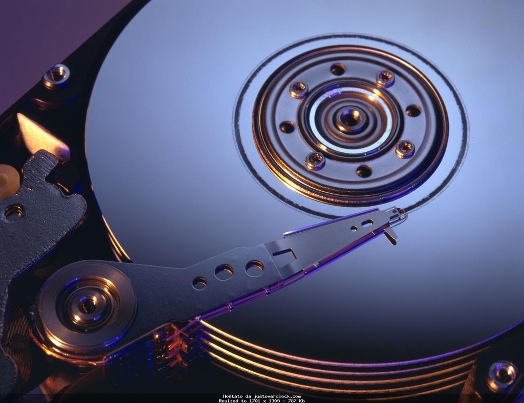 Dischi magnetici Un disco magnetico (disco rigido) è composto da uno o più piatti di alluminio rotanti ricoperti di materiale magnetico e da