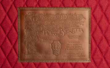 realizzata con lo scudetto del logo Pietro Beretta, il marchio dedicato ai fucili di lusso, un dettaglio significativo che celebra il patrimonio dell azienda e che al tempo stesso riflette l