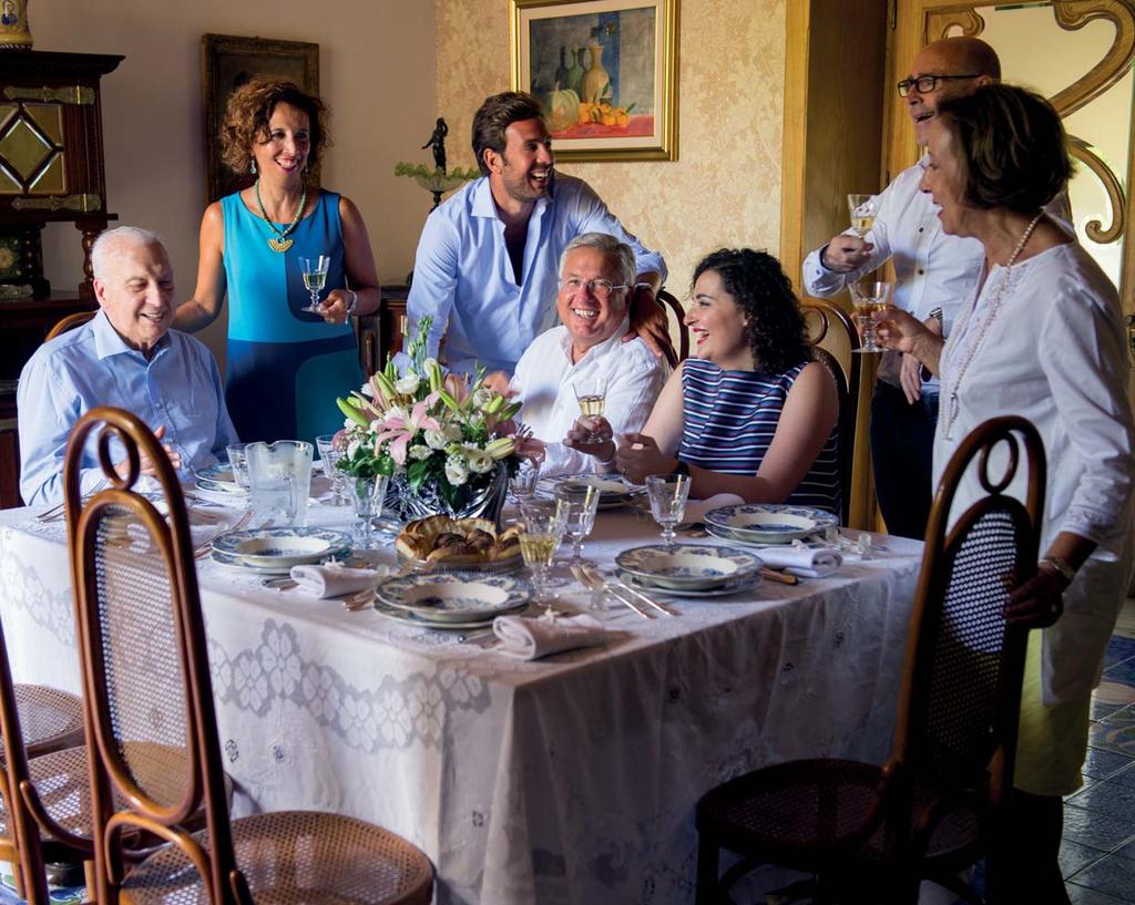 una storia di famiglia Tra le più grandi famiglie del vino siciliano La famiglia Pellegrino ha sempre gestito personalmente le attività in vigna e in cantina, e ancora oggi, alla settima generazione,