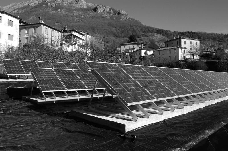 libro di Manfredi. L ambiente di Camporgiano e della Garfagnana viene descritto come quello di una terra selvaggia e poverissima, ma capace di suscitare sentimenti forti e genuini.