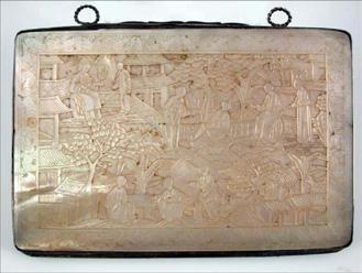 Lotto n. 036 - Portabiglietti in madreperla incisa a scene orientali di figure e case. Montatura in argento.