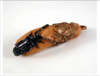 Lotto n. 131 - Netsuke giapponese in avorio, raffigurante samurai che lotta. Paese: Giappone, Città:, Epoca: XX secolo Dimensioni: 5 x 2,5 x 2 cm, Peso: Scadenza Lotto ore: 17.24.