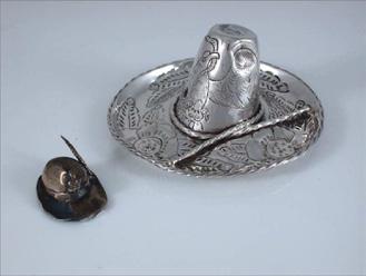 Lotto n. 156 - Cappello messicano in argento e piccolo cappello da alpino in metallo argentato.