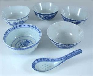 Lotto n. 166 - Cinque tazze un cucchiaio in porcellana bianca e blu.
